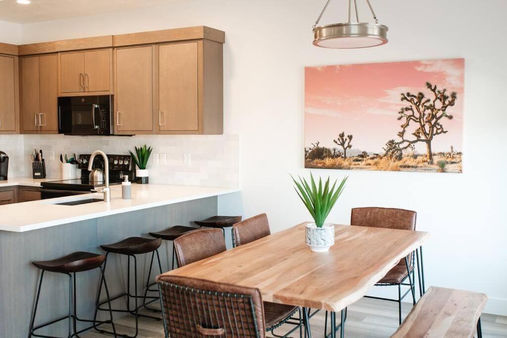 Zen Trail Retreat - New 5 Bedroom Luxury Condo เซนต์ จอร์จ ภายนอก รูปภาพ