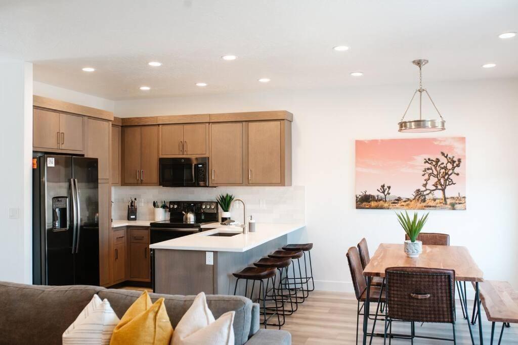 Zen Trail Retreat - New 5 Bedroom Luxury Condo เซนต์ จอร์จ ภายนอก รูปภาพ
